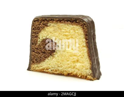 Tranche de gâteau en marbre recouvert de chocolat isolée sur fond blanc Banque D'Images