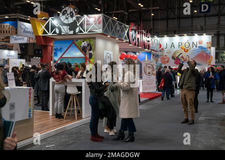 Madrid, Espagne. 19th janvier 2023. Vue générale des stands chinois et japonais de la Foire touristique 2023 de la FITUR à Ifema le deuxième jour de la foire. La FITUR se déroule sur cinq jours et accueille des professionnels du secteur du tourisme et de ceux qui s'intéressent aux dernières tendances du secteur. L'édition 2023 inclut le Guatemala comme pays partenaire et l'offre touristique de plus de 130 pays. Crédit : SOPA Images Limited/Alamy Live News Banque D'Images