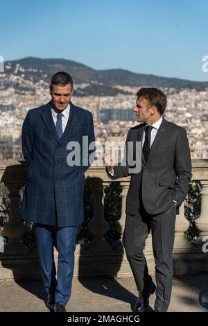 Barcelone, Catalogne, Espagne. 19th janvier 2023. Le président français EMMANUEL MACRON et le Premier ministre Saffes PEDRO SANCHEZ se rencontrent à Barcelone lors du sommet franco-espagnol de 27th. Les dirigeants discuteront de questions telles que l'interconnexion d'un gazoduc à travers les Pyrénées. Le sommet coïncide avec des manifestations de rue par des mouvements d'indépendance catalanes, contre ce sommet, et une grève générale de masse en France. (Credit image: © Eric Renom/ZUMA Press Wire) USAGE ÉDITORIAL SEULEMENT! Non destiné À un usage commercial ! Banque D'Images