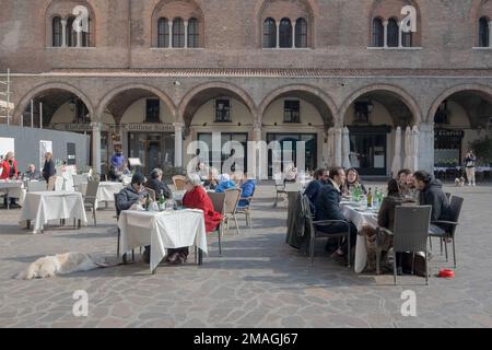 Les gens assis sur la place dans les restaurants en plein air de Mantova, Italie Banque D'Images