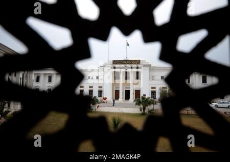 Peshawar, Khyber Pakhtunkhwa, Pakistan. 18th janvier 2023. Une vue de la salle provinciale vide de Khyber Pakhtunkhwa alors que l'assemblée est dissoute suite à l'avis du ministre en chef Mahmood Khan. Pakistan Tehrik-e-Insaf, un parti politique qui était au pouvoir dans les provinces du KPK et du Punjab a dissous les deux assemblées provinciales alors que le parti cherche à regagner le pouvoir avant les prochaines élections générales, qui se tiendront en août, Après en avril 2022, le chef du parti et ancien premier ministre, Imran Khan, a perdu une motion de censure lancée par une alliance de plusieurs partis, dirigée par le premier ministre Shehb Banque D'Images