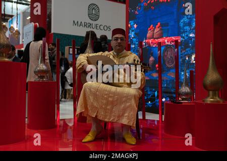 Madrid, Espagne. 19th janvier 2023. Un homme jouant un instrument de musique vu sur le stand marocain à la Foire touristique 2023 de la FITUR à Ifema le deuxième jour de la foire. La FITUR se déroule sur cinq jours et accueille des professionnels du secteur du tourisme et de ceux qui s'intéressent aux dernières tendances du secteur. L'édition 2023 inclut le Guatemala comme pays partenaire et l'offre touristique de plus de 130 pays. (Photo de Guillermo Gutierrez Carrascal/SOPA Images/Sipa USA) crédit: SIPA USA/Alay Live News Banque D'Images