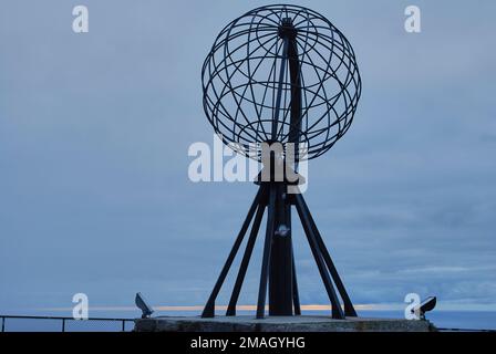 Mageroya, Norvège - 06 27 2009: Le monument emblématique d'un globe en acier marque le point le plus au nord accessible en voiture sur l'île de Magaroya au No arctique Banque D'Images