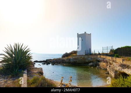 Tour sur la côte rocheuse de l'isthme Punta des Bufador, à côté d'une petite crique Banque D'Images