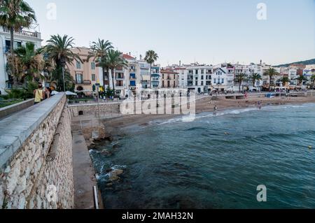 front de mer de sitges, promenade, terrasses de bars, Sitges, Catalogne, Espagne Banque D'Images