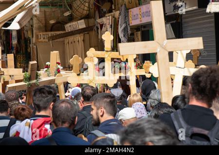 Jérusalem - 22 avril 2022: Les pèlerins chrétiens commémorent le chemin que Jésus a porté sa croix le jour de sa crucifixion le long de la via Dolorosa Banque D'Images