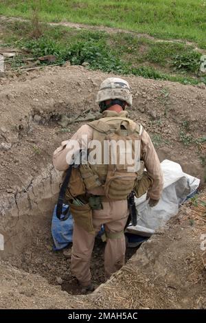 070324-M-6412C-028. [Complete] Légende de la scène : U.S. Marine Coprs 1st LT. McNicoll, commandant de peloton pour 3rd peloton, Compagnie E, 2nd Bataillon, 7th Marines recherche une position de combat ancrée qui a été trouvée autour d'un petit complexe de bâtiments dans la région de Zaidon pendant l'opération Zaidon II sur 23 mars 2007. La Force opérationnelle 2nd Bataillon, 7th Marines mène l'opération Zaidon II à Zaidon, en Irak, pour débarrasser la ville des forces anti-iraquiennes et leur refuser de continuer à utiliser la zone à l'avenir. L'équipe de combat régimentaire 6 est déployée avec les Forces multinationales Ouest pour appuyer l'opération liberté iraquienne Banque D'Images