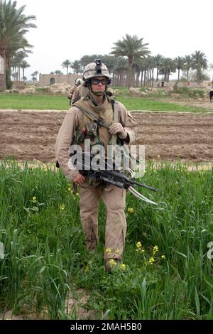 070324-M-6412C-014. [Complete] Scene Caption : lance CPL. Ian M. Taylor, de Port Orchard, Washington, avec 2nd peloton, E Company, 2nd Bataillon, 7th Marines cherche dans la région des signes d'activité anti-iraquienne pendant l'opération Zaidon II sur 23 mars 2007. La Force opérationnelle 2nd Bataillon, 7th Marines mène l'opération Zaidon II à Zaidon, en Irak, pour débarrasser la ville des forces anti-iraquiennes et leur refuser de continuer à utiliser la zone à l'avenir. L'équipe de combat régimentaire 6 est déployée avec les Forces nationales multi-Ouest pour appuyer l'opération liberté iraquienne dans la province d'Anbar en Iraq afin de renforcer la sécurité iraquienne Banque D'Images