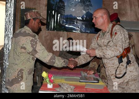 070324-M-7404B-010. [Complete] Légende de la scène : LT. COLONNE Glen S. Williams (à droite), officier en charge de la brigade 2D de l'équipe de transition militaire 7th de la division de l'armée irakienne (Mitt 2-7), secoue la main d'un soldat de l'armée iraquienne alors qu'il lui remet son certificat lors de la remise des diplômes des soldats de l'armée iraquienne de l'École d'infanterie (soi) sur le camp Yasser, Base aérienne d'Al Asad, Irak sur 24 mars 2007. SOI est une école d'entraînement de dix jours qui enseigne des techniques et tactiques de combat avancées aux nouveaux soldats de l'armée irakienne avant qu'ils ne relèvent de leurs bataillons. Mitt 27 est déployé dans le cadre du MNF-W à l'appui de l'opération I. Banque D'Images