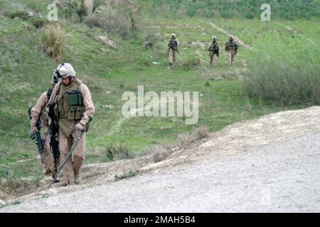 070324-M-6412C-048. [Complete] Légende de la scène : U.S. Les Marines avec 3rd peloton, Compagnie C, 2nd Bataillon des ingénieurs de combat utilisent un détecteur de métal pour rechercher les caches d'armes utilisées par les forces anti-iraquiennes dans la région de Zaidon pendant l'opération Zaidon II sur 23 mars 2007. La Force opérationnelle 2nd Bataillon, 7th Marines mène l'opération Zaidon II à Zaidon, en Irak, pour débarrasser la ville des forces anti-iraquiennes et leur refuser de continuer à utiliser la zone à l'avenir. L'équipe de combat régimentaire 6 est déployée avec les Forces nationales multi-Ouest pour appuyer l'opération liberté iraquienne dans la province d'Anbar en Iraq afin de développer la sécurité iraquienne Banque D'Images