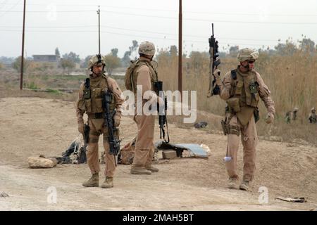 070324-M-6412C-021. [Complete] Légende de la scène : U.S. Les Marines, avec 3rd peloton, Compagnie C, 2nd Bataillon des ingénieurs de combat, inspectent un bloc de route précipité qui a été utilisé par les forces anti-iraquiennes dans la région de Zaidon pendant l'opération Zaidon II sur 23 mars 2007. La Force opérationnelle 2nd Bataillon, 7th Marines mène l'opération Zaidon II à Zaidon, en Irak, pour débarrasser la ville des forces anti-iraquiennes et leur refuser de continuer à utiliser la zone à l'avenir. L'équipe de combat régimentaire 6 est déployée avec les Forces nationales multi-Ouest pour appuyer l'opération liberté iraquienne dans la province d'Anbar en Iraq afin de développer les forces de sécurité iraquiennes, le faci Banque D'Images