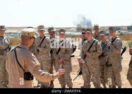 070327-M-9876R-009. [Complete] Légende de la scène : U.S. Marine corps 2nd Commandant de peloton, unité d'élimination des explosifs Ordinance, 2nd Marine Logistics Group, MAÎTRE SGT. Timothy Swanson, instruit Marines et marins participant au programme Lioness à bord d'Asad, en Irak, sur divers engins explosifs improvisés utilisés pour attaquer la Coalition et les forces irakiennes. Ce programme est utilisé pour s'assurer que les femmes irakiennes font l'objet de soins appropriés. L'équipe de combat régimentaire 2 est déployée avec la II Force expéditionnaire maritime à l'appui de l'opération Iraq Freedom dans la province d'Anbar en Iraq MNF-W pour développer l'I Banque D'Images