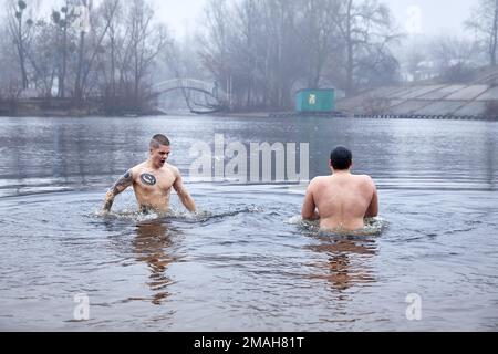 Kiev, Ukraine. 19th janvier 2023. Deux amis plongent dans l'eau du fleuve Dniepr pendant la célébration. Célébration orthodoxe Epiphanie sur le fleuve Dniepr dans la ville de Kiev. (Photo par Edgar Gutiérrez/SOPA Images/Sipa USA) crédit: SIPA USA/Alay Live News Banque D'Images