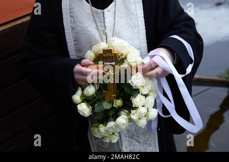 Kiev, Ukraine. 19th janvier 2023. Couronne de fleurs utilisée pendant la bénédiction à la rivière Dnieper. Célébration orthodoxe Epiphanie sur le fleuve Dniepr dans la ville de Kiev. (Photo par Edgar Gutiérrez/SOPA Images/Sipa USA) crédit: SIPA USA/Alay Live News Banque D'Images