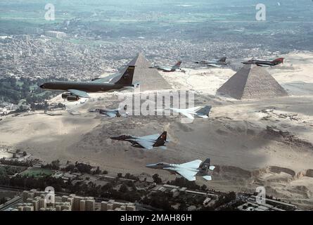 Un KC-135R, un F-15E et un F-16 de l'aile aérienne 366th, Mountain Home AFB, Idaho, survolent les pyramides d'Égypte. Objet opération/série: BRIGHT STAR 94 base: Cairo West Air base État: Al Qahirah pays: Égypte (EGY) Banque D'Images