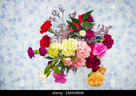 Fleurs de carnation, Dianthus caryophyllus, beau bouquet, vue de dessus, concept de célébration, bouquet occasionnel Banque D'Images
