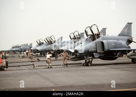 Les membres de l'équipage au sol préparent un F-4G Phantom II Wild Weasel pour une mission pendant l'opération Desert Storm. Objet opération/série : TEMPÊTE DANS LE DÉSERT pays : Arabie saoudite (SAU) Banque D'Images