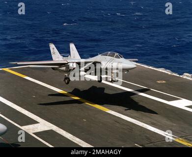 Un avion F-14A Tomcat du Fighter Squadron 84 (VF-84) arrive pour un atterrissage arrêté sur le pont de vol du porte-avions à propulsion nucléaire USS ABRAHAM LINCOLN (CVN-72). Pays: Océan Atlantique (AOC) Banque D'Images