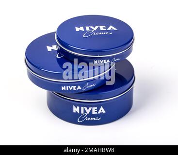 Chisinau, Moldavie - 30 août 2016: Crème de niVEA trois pots sur fond blanc. Marque NIVEA appartenant à la société allemande Beiersdorf AG. Banque D'Images