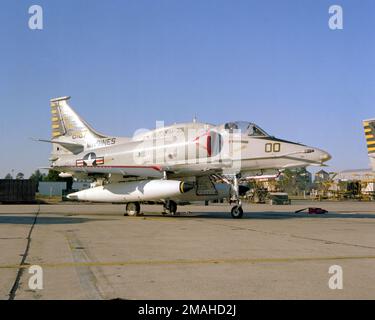 Vue avant droite d'un avion Skyhawk Marine A-4M assis sur la ligne de vol. Le A-4M provient du Marine Light Attack Squadron 331 (VMAL-331). Base : MCAS, Cherry point État : Caroline du Nord (NC) pays : États-Unis d'Amérique (USA) Banque D'Images