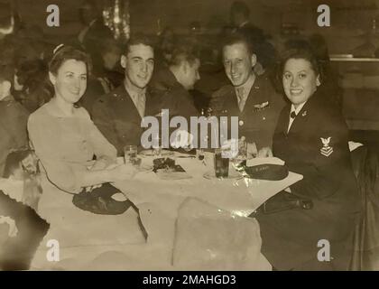 NEW YORK — des marins du Fleet Weather Center - Norfolk ont rencontré Lucille Posner, ancien partenaire d’Aerographe de deuxième classe, qui a servi dans la Marine pendant la Seconde Guerre mondiale. En août 1943, elle a participé au camp de démarrage de l'ancien campus du Hunter College (qui est maintenant le Bronx Community College, tous deux membres de la City University of New York). Pendant son service, elle a pris des lectures météorologiques et a travaillé en étroite collaboration avec la tour aérienne de janvier à avril 1944. Le Commandement de la météorologie navale et de l'océanographie dirige et supervise plus de 2 500 militaires et civils répartis dans le monde qui collectent, traitent et e Banque D'Images