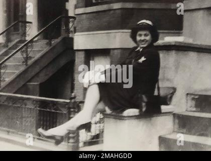 NEW YORK — des marins du Fleet Weather Center - Norfolk ont rencontré Lucille Posner, ancien partenaire d’Aerographe de deuxième classe, qui a servi dans la Marine pendant la Seconde Guerre mondiale. En août 1943, elle a participé au camp de démarrage de l'ancien campus du Hunter College (qui est maintenant le Bronx Community College, tous deux membres de la City University of New York). Pendant son service, elle a pris des lectures météorologiques et a travaillé en étroite collaboration avec la tour aérienne de janvier à avril 1944. Le Commandement de la météorologie navale et de l'océanographie dirige et supervise plus de 2 500 militaires et civils répartis dans le monde qui collectent, traitent et e Banque D'Images