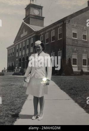 NEW YORK — des marins du Fleet Weather Center - Norfolk ont rencontré Lucille Posner, ancien partenaire d’Aerographe de deuxième classe, qui a servi dans la Marine pendant la Seconde Guerre mondiale. En août 1943, elle a participé au camp de démarrage de l'ancien campus du Hunter College (qui est maintenant le Bronx Community College, tous deux membres de la City University of New York). Pendant son service, elle a pris des lectures météorologiques et a travaillé en étroite collaboration avec la tour aérienne de janvier à avril 1944. Le Commandement de la météorologie navale et de l'océanographie dirige et supervise plus de 2 500 militaires et civils répartis dans le monde qui collectent, traitent et e Banque D'Images