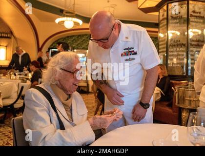 NEW YORK — des marins du Fleet Weather Center - Norfolk ont rencontré Lucille Posner, ancien partenaire d’Aerographe de deuxième classe, qui a servi dans la Marine pendant la Seconde Guerre mondiale. En août 1943, elle a participé au camp de démarrage de l'ancien campus du Hunter College (qui est maintenant le Bronx Community College, tous deux membres de la City University of New York). Pendant son service, elle a pris des lectures météorologiques et a travaillé en étroite collaboration avec la tour aérienne de janvier à avril 1944. Le Commandement de la météorologie navale et de l'océanographie dirige et supervise plus de 2 500 militaires et civils répartis dans le monde qui collectent, traitent et e Banque D'Images