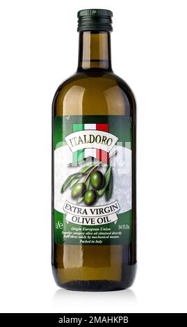 CHISINAU, MOLDAVIE - 14 mars. 2016 : bouteille d'huile d'olive extra vierge d'Italdoro sur fond blanc avec espace de copie. Un produit de l'Italie Banque D'Images