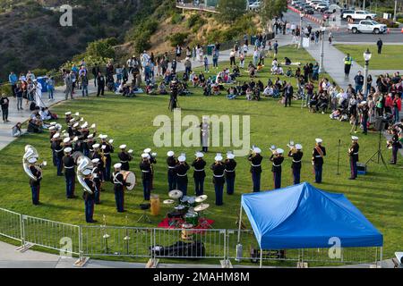 OBSERVATOIRE GRIFFITH, LOS ANGELES (27 mai 2022) - la bande de 1st de la division marine « Brass Breed » se produit à l'observatoire Griffith au cours de LA semaine de LA flotte 22, 27 mai. LAFW est l'occasion pour le public américain de rencontrer leurs équipes de la Marine, du corps des Marines et de la Garde côtière et de découvrir les services maritimes de l'Amérique. Au cours de la semaine de la flotte, les membres du service participent à divers événements de service communautaire, présentent des capacités et de l'équipement à la communauté et apprécient l'hospitalité de Los Angeles et de ses environs. Banque D'Images