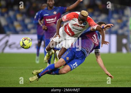 Naples, Italie. 18 janvier 2023. Matteo Bianchetti des Etats-Unis Cremonese concurrence pour le ballon avec Victor Osimhen de SSC Napoli pendant le match de Coppa Italia b Banque D'Images