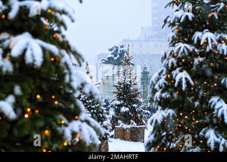 Arbres de Noël avec neige dans le centre-ville de Turin. Piazza Castello, Turin, Italie. Banque D'Images