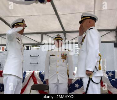 KITTERY, MOI. 27 mai 2022, chantier naval de Portsmouth : USS Texas (SSN 775) cérémonie de passation de commandement a eu lieu au chantier naval où Cmdr. Kenneth Cooke (à droite) a été soulagé par Cmdr. K. Chad ingle (à gauche) comme commandant, Texas. En photo (au centre) le capitaine Henry Roenke, commandant adjoint, Escadron sous-marin DEUX, a présidé la cérémonie. Banque D'Images