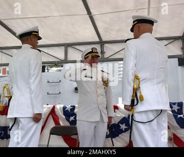 KITTERY, MOI. 27 mai 2022, chantier naval de Portsmouth : USS Texas (SSN 775) cérémonie de passation de commandement a eu lieu au chantier naval où Cmdr. Kenneth Cooke (à droite) a été soulagé par Cmdr. K. Chad ingle (à gauche) comme commandant, Texas. En photo (au centre) le capitaine Henry Roenke, commandant adjoint, Escadron sous-marin DEUX, a présidé la cérémonie. Banque D'Images