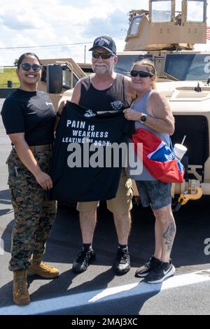 ÉTATS-UNIS Le Sgt Devin Phommachanh, chef des opérations et de la stratégie de communication du district des Marines en 6th, présente un t-shirt de recrutement des Marines aux participants à la NASCAR Coca-Cola 600, course du Memorial Day du circuit automobile de Charlotte, à Charlotte, en Caroline du Nord, en 27 mai 2022. 6th Marine corps Recruiting District et Marines de Truck Company, Headquarters Battalion, 2nd Marine Division, ont représenté le Marine corps au public pour le Memorial Day. Banque D'Images