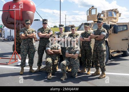 ÉTATS-UNIS Marines avec Truck Company, Headquarters Battalion, 2nd Marine Division se tient ensemble avec un véhicule tactique de feu commun à la NASCAR Coca-Cola 600, course du Memorial Day du circuit automobile de Charlotte à Charlotte, Caroline du Nord, 27 mai 2022. Le peloton Silent Drill, le 6th Marine corps District et Truck Company ont représenté le Marine corps au public pendant la fin de semaine du jour du souvenir. Banque D'Images