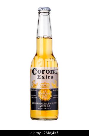 CHISINAU, MOLDAVIE - 04 janvier 2016: Photo d'une bouteille de Corona Extra Beer. Corona, produit par Grupo Modelo avec Anheuser Busch InBev, est le plus important Banque D'Images