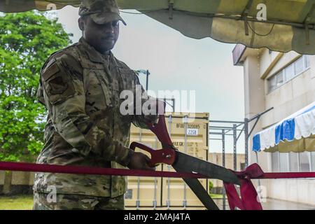 Le Sgt Jerry Dunn, chef de commandement de l'escadre de l'aérotransport 374th, coupe un ruban pour un nouveau box Gym à la base aérienne de Yokota, au Japon, en 27 mai 2022. États-Unis Le Comité olympique et paralympique a fait don d'une salle de sport haute performance à la base aérienne de Yokota pendant les Jeux olympiques de 2020. Banque D'Images