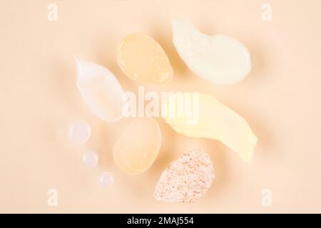 Ensemble de taches de crème, de gommage et de gel - de nombreux produits cosmétiques se matent sur fond pastel. Texture des produits de beauté et de soin de la peau Banque D'Images