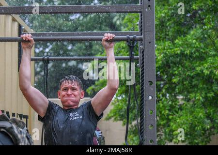 Un passionné de fitness effectue des tractions lors d'un défi Murph à la base aérienne de Yokota, au Japon, le 27 mai 2022. Le défi Murph commémore la mémoire de l'US Navy SEAL Lt. Michael P. Murphy qui a reçu la médaille d'honneur pour ses actions pendant la guerre en Afghanistan. Il est le premier membre de la marine américaine à recevoir ce prix depuis la guerre du Vietnam. Murph, PT, USAF, Yokota, fitness, gym, Banque D'Images