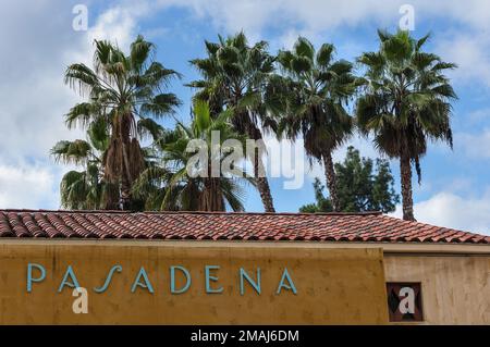 Extérieur du bâtiment Pasadena, autrefois partie du dépôt historique de Pasadena Santa Fe, maintenant dans le Village de transit de la station Del Mar, montré contre les palmiers. Banque D'Images