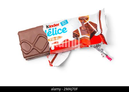 CHISINAU, MOLDOVA, 15 NOVEMBRE 2015. Kinder Delice, un en-cas frais à base de lait et de gâteau éponge doux recouvert de chocolat. Kinder Delice est un très Banque D'Images