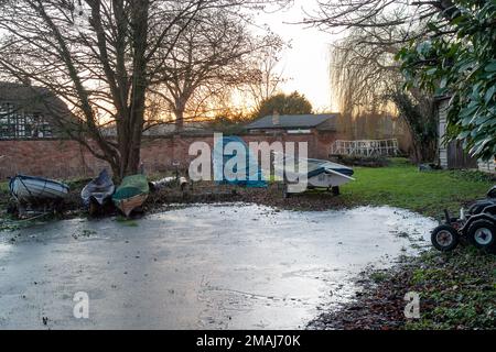 Wargrave, Berkshire, Royaume-Uni. 19th janvier 2023. Les champs autour du club de voile Henley à Wargrave sont inondés et l'eau a gelé. Les températures de congélation devraient se poursuivre jusqu'à la semaine prochaine. Crédit : Maureen McLean/Alay Live News Banque D'Images