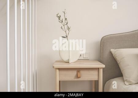 Un intérieur confortable dans des tons beiges chaleureux de style japonais et scandinave. Décoration intérieure moderne de chambre scandinave. Japandi concept Banque D'Images