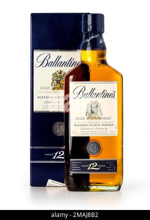 CHISINAU, MOLDOVA - 27 janvier 2016 : photo d'un bolle de Ballantines 12 ans de whisky de scotch. Ballantine's est une gamme de whiskies de scotch mélangés Banque D'Images