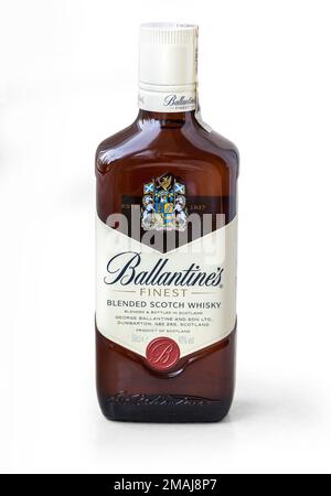 Varsovie, Pologne - 04 novembre 2016 : whisky ballantines isolé sur fond blanc. Ballantines est un whisky de scotch mélangé produit par Pernod Banque D'Images