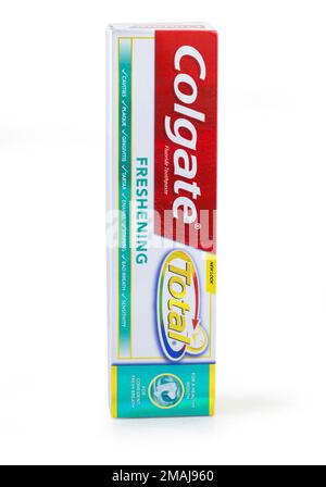 Varsovie, Pologne - 04 novembre 2016 paquet de Colgate dentifrice protection de cavité. Banque D'Images