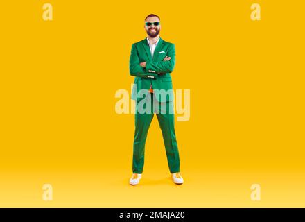 Portrait de gai cool et joyeux homme en costume vert et lunettes de soleil de même couleur. Banque D'Images