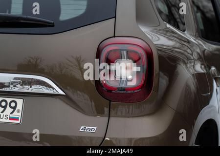 MOSCOU, RUSSIE - 09 JANVIER 2022 modèle Renault Duster (deuxième génération) feu arrière moderne d'une voiture. Feu stop et flèche du gros vus. Feu arrière Banque D'Images