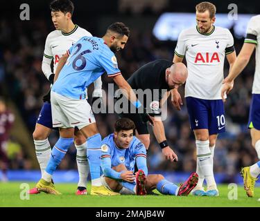 Riyad Mahrez #26 de Manchester City indique où le ballon doit être assis avec l'arbitre Simon Hooper pendant le match de Premier League Manchester City vs Tottenham Hotspur au Etihad Stadium, Manchester, Royaume-Uni, 19th janvier 2023 (photo de Conor Molloy/News Images) Banque D'Images